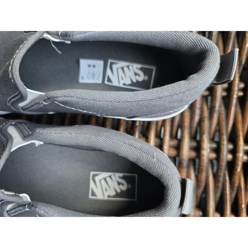 NEW  VANS Youth SHOES Size 4.  MCT0122